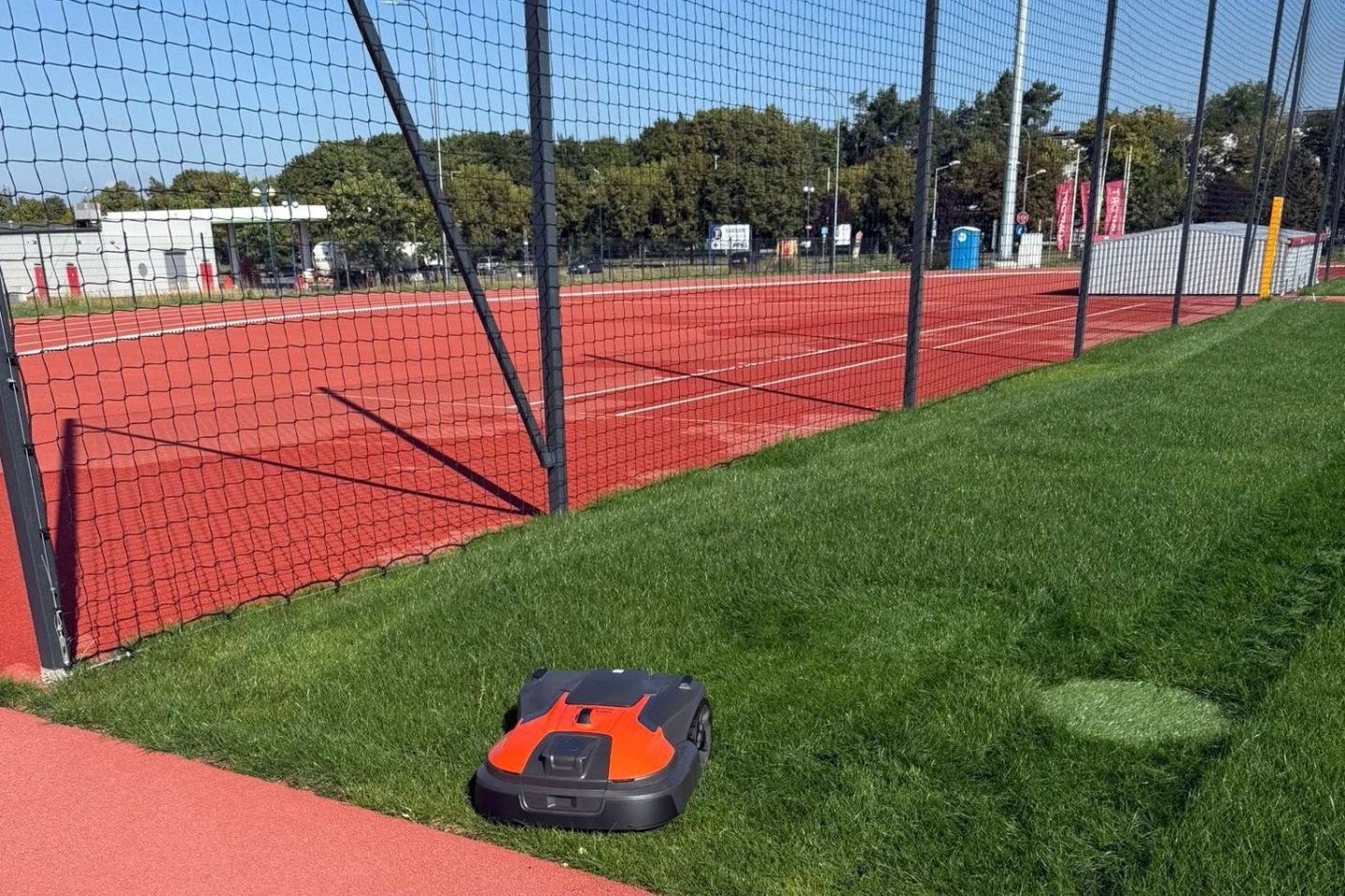 Nowoczesny Stadion Lekkoatletyczny w Ostrowie Wielkopolskim i roboty koszące Husqvarna Automower® 560 EPOS