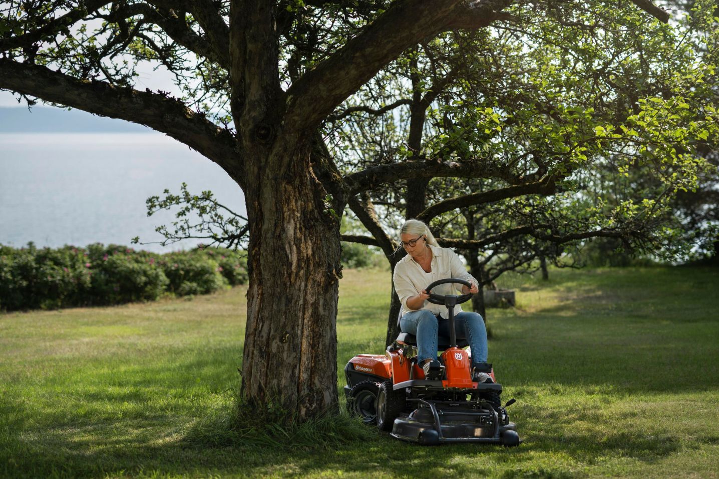 Rider Husqvarna R 112iC – kompaktowy traktorek akumulatorowy do ogrodu